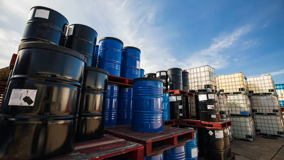 Fässer mit Chemikalien